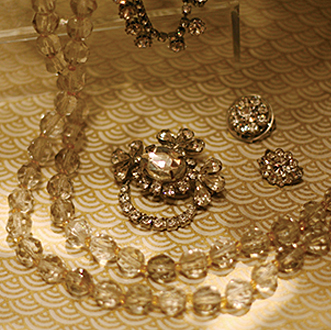 画像：クリアーラインストーンブローチ