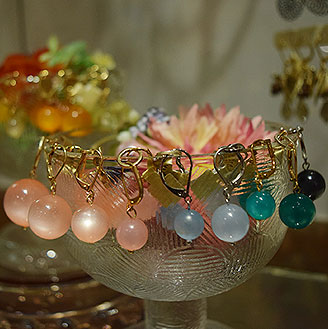 画像：ムーングロウのピアス